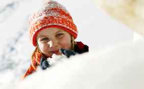 Spaß beim Schneemannbau